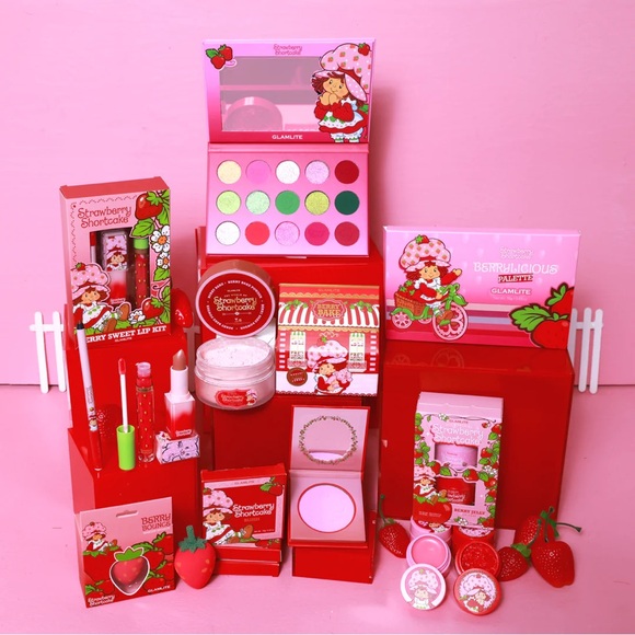Glamlite Other - Strawberry Shortcake Glamlite Makeup Full Collection Set 🍓